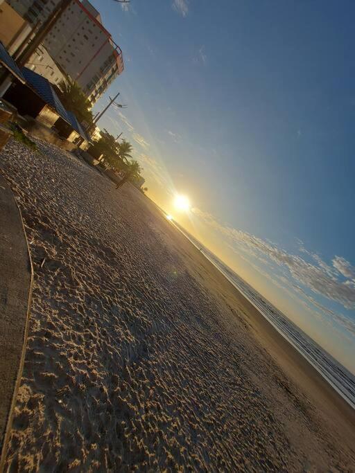 Pe Na Areia 3 Mercados Na Rua Centro De Mongagua Villa Exterior foto