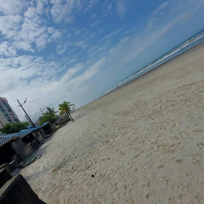 Pe Na Areia 3 Mercados Na Rua Centro De Mongagua Villa Exterior foto